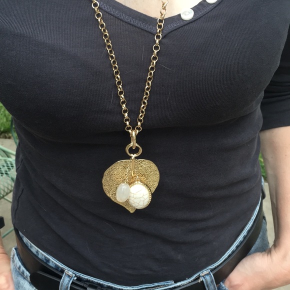 NWT Chico’s gold chain necklace w/ leaf (plastic) - Picture 2 of 6